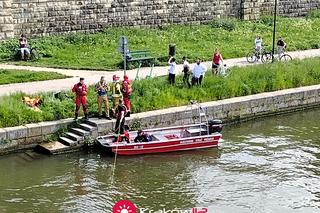 Mężczyzna założył się, czy wejdzie do Wisły. Zniknął pod wodą w rejonie Mostu Powstańców Śląskich
