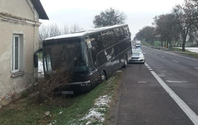 Lubelskie: Autokar wypadł z drogi. W środku podróżowało ponad 30 dzieci