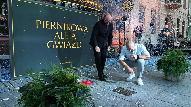 Mirosław Ziętarski z Katarzynką w Piernikowej Alei Gwiazd
