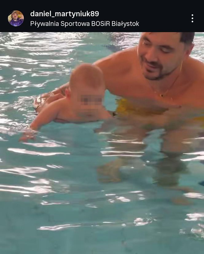 Daniel Martyniuk uczy syna pływać