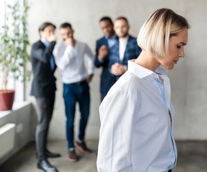 Szargają nerwy i odbierają motywację. 5 rad, jak radzić sobie z toksykami w pracy