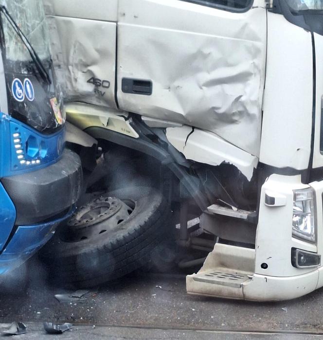 Poważny wypadek we Wrocławiu. Ciężarówka zderzyła się z tramwajem na ul. Tarnogajskiej 