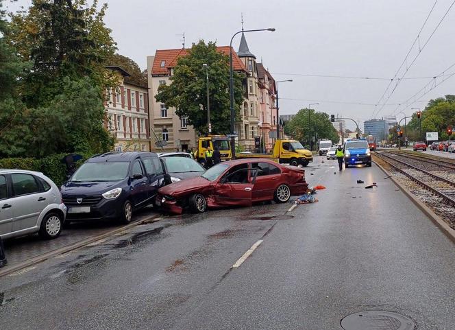 Fatalne skutki wyprzedzania w Bydgoszczy! 31-latek wbił się w zaparkowane auta