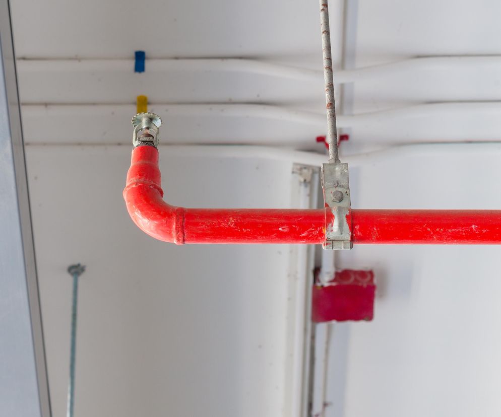 Systemy gaszenia mgłą wodną – nowoczesne instalacje przeciwpożarowe w halach przemysłowych