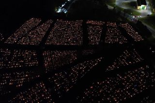 Cmentarz Komunalny w Żorach mieni się nocą. Tysiące kolorowych światełek na Wszystkich Świętych. Zobacz zdjęcia z lotu ptaka
