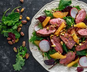 Sałatka z rukoli z pieczoną polędwicą i sosem balsamico