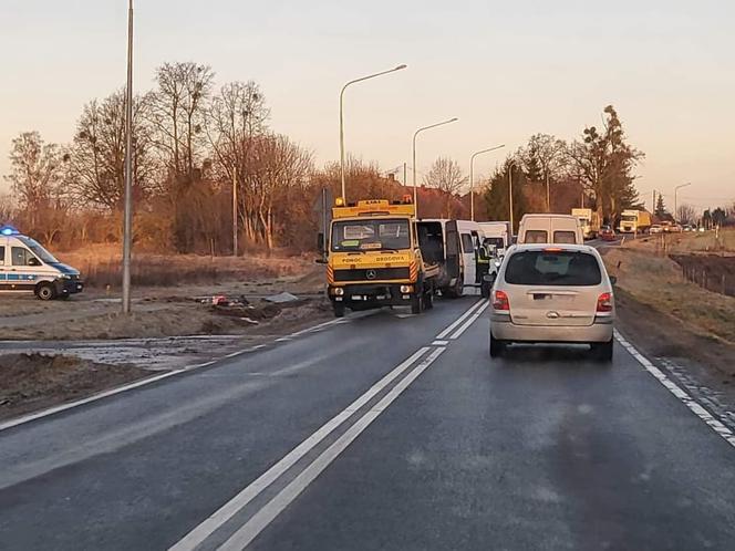 Policjanci na miejscu zdarzenia drogowego w Chełmżycy