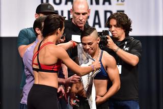 UFC 211: Mistrzyni prowokacji Joanna Jędrzejczyk wręczyła pas rywalce. Sama go narysowała! [WIDEO]