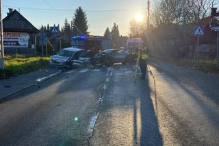 Czołowe zderzenie w Tarnowie. Są poszkodowani. 20-letni kierowca seata miał prawo jazdy od niespełna roku