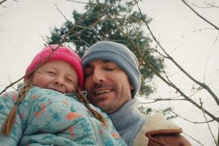 M jak miłość odcinek 1735 po wakacjach. Nadia (Mira Fareniuk), jej ojciec Dima (Michaił Pszeniczny)