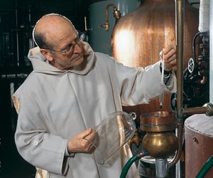 Co to jest likier Chartreuse? Dowiedz się, jak się go wytwarza?