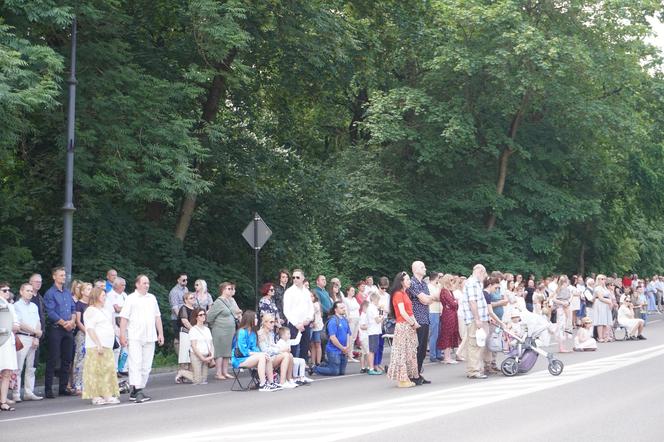 Boże Ciało 2024. Tłumy wiernych przeszły w procesji ulicami Białegostoku