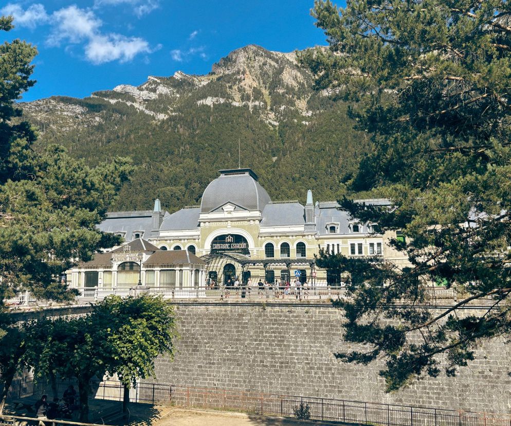 Monumentalny, secesyjny dworzec kolejowy Canfranc Estación, przekształcony w luksusowy hotel, otoczony bujną zielenią i majestatycznymi Pirenejami pod błękitnym niebem. To fascynująca historia renowacji, o której przeczytasz na portalu Architektura Murator Plus.