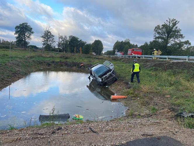 Śmiertelny wypadek pod Nidzicą! Opel w wodzie, w środku ciało [ZDJĘCIA]