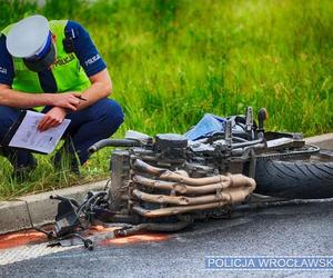 38-latek uderzył w bariery, motocykl rozpadł się na dwie części