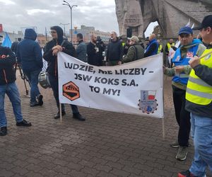 Hutnicy i koksownicy wyszli na ulice w Dąbrowie Górniczej. Apel do rządu o ratunek dla branży i tysięcy miejsc pracy