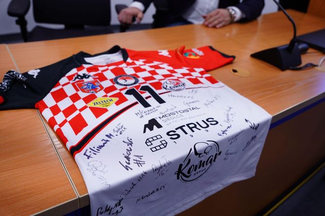 Siatkarze KPS-u z medalami na szyi, dziękowali kibicom za udany sezon