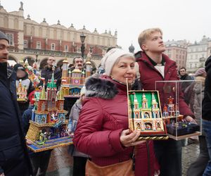 Wystawa szopek na Rynku Głównym w Krakowie przed 82. edycją konkursu