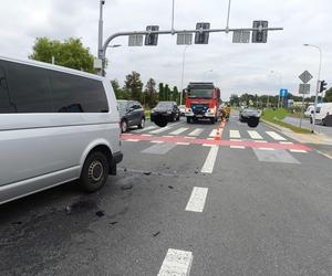 Motocykl zmiażdżony, kierowca pod busem