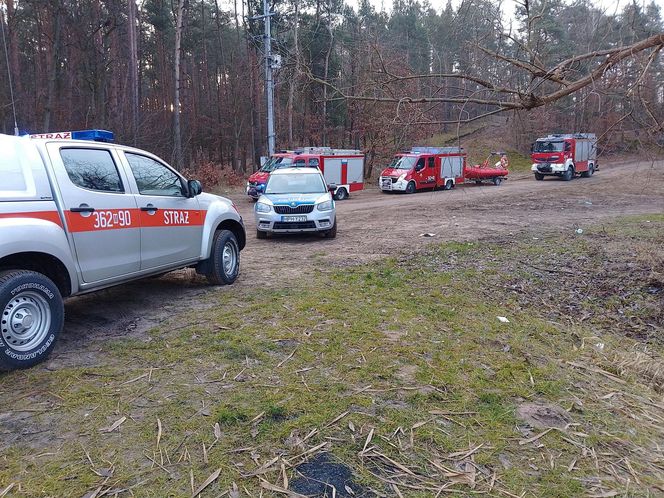 Zaździerz. Mężczyzna utonął w czasie ratowania swojego samochodu. Śmiertelny wypadek [ZDJĘCIA]