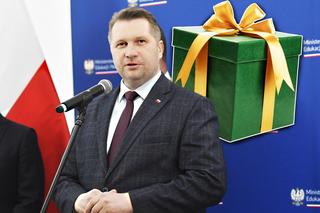 Przemysław Czarnek otrzymał zaskakujący prezent. Raczej niezbyt się ucieszył