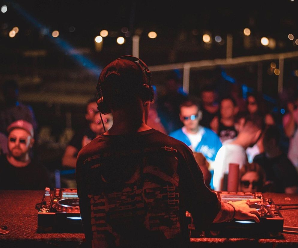 DJ z przyjęć urodzinowych oskarżony o czyny seksualne wobec nastolatek