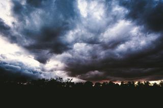 Czarne chmury nad Łodzią: IMGW ostrzega przed burzami z gradem