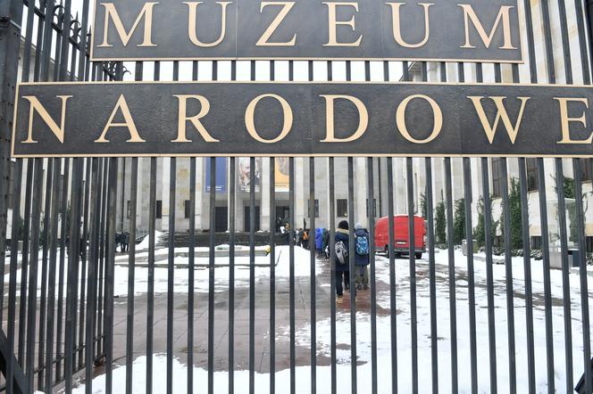 Gigantyczna kolejka do Muzeum Narodowego w Warszawie