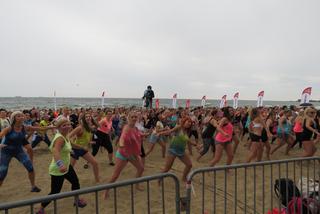 Niedzielny maraton zumby na plaży w Brzeźnie