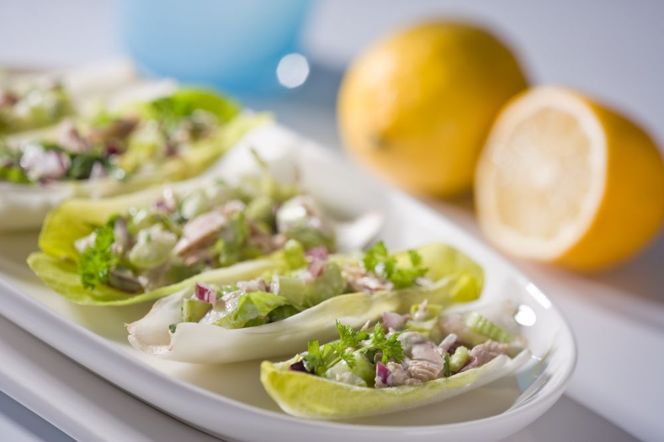 Łódeczki z cykorii z tuńczykiem: przepis na zdrową przekąskę
