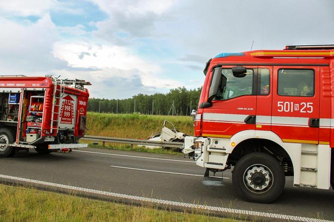 Dwóch mężczyzn nie żyje, kilku zostało rannych! Potworny wypadek busa na S7. Auto zostało zmasakrowane