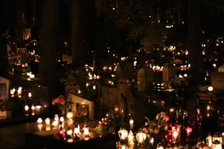 Tysiące płomieni. Tak wygląda lubelski cmentarz po zmroku. Zobaczcie!