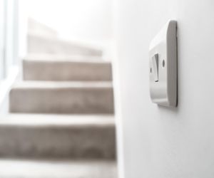 Oświetlenie schodowe to wygoda. Jak je podłączyć? Podpowiadamy
