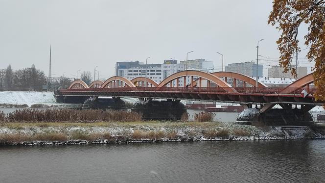 Wrocław pod śniegiem. Trudne warunki na drogach, korki, opóźnienia i awarie