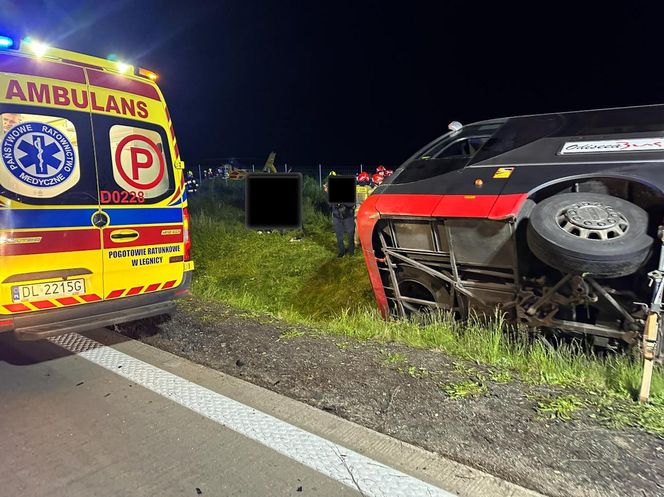 Format: Wypadek autokaru z amerykańskim żołnierzami na A4 pod Jaworem. Jest wielu rannych. Żołnierkę zabrał śmigłowiec [ZDJĘCIA].