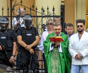 Krzysztof Rutkowski nie przestaje zadziwiać. Tym razem zorganizował ceremonię… święcenia samochodów [ZDJĘCIA]