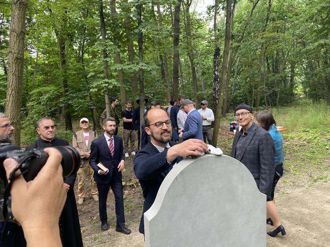 Wielkie prace na Cmenatrzu Żydowskim na Brodnie zakończone. Szukali grobu wybitnego warszawiaka