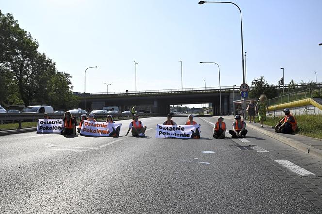  Aktywiści z Ostatniego Pokolenia sparaliżowali ruch. Kierowcy: Ktoś powinien zrobić z nimi porządek!