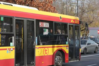 Wszystkich Świętych 2024. Jak pojadą autobusy, tramwaje i metro w Warszawie?