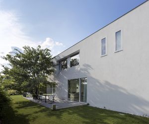 Charakterystycznego sznytu dodają im okna. Jak zapewniają projektanci, na tym elemencie nie oszczędzano, bo przeszkle- nia wysokiej klasy podnoszą jakość życia