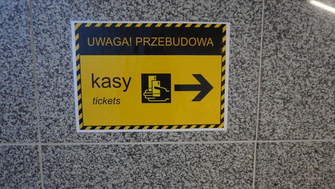 Tak wygląda nowy dworzec w środku. Kasy już otwarte, ale niektórzy mogą się zgubić