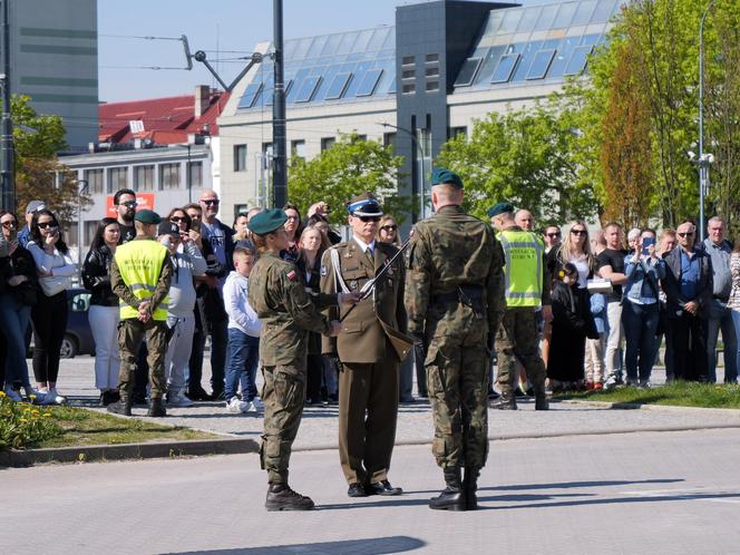 Ponad stu żołnierzy na Placu Solidarności w Olsztynie. Złożyli uroczystą przysięgę [ZDJĘCIA]