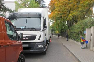 Pojazdy ekipy filmowej przed bramą żłobka