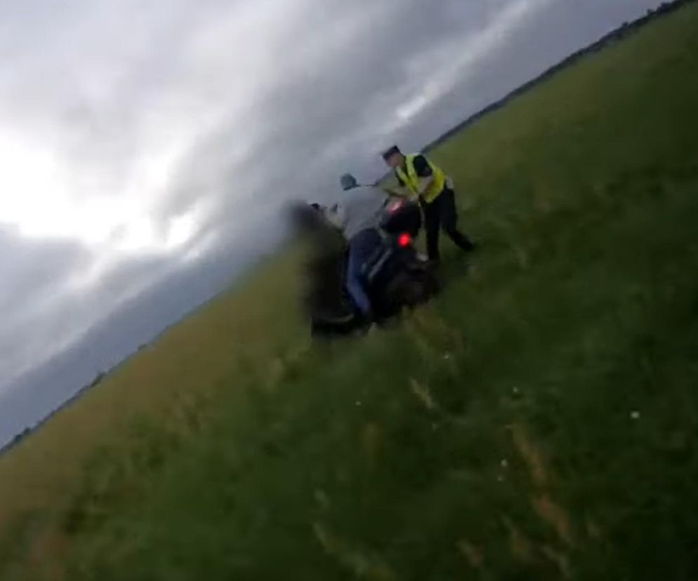Policjanci na nogach dogonili 44-latka, który uciekał motorowerem. Jest wideo