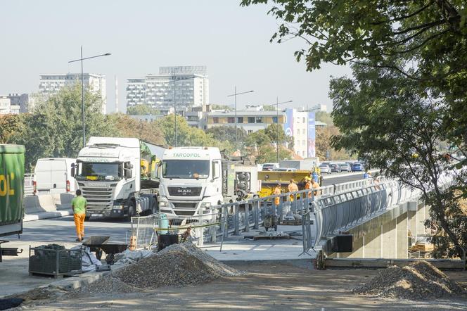 Otwarcie wiaduktu na Trasie Łazienkowskiej kilka miesięcy wcześniej. Już kładą asfalt!