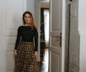 Długa spódnica to nieodłączny element modnych stylizacji. Naszą je zarówno romantyczki, jak i fanki stylu grunge 