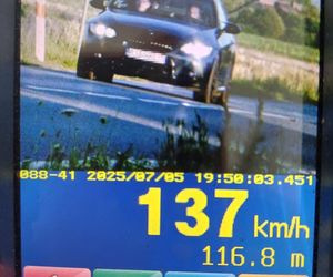Kierowca BMW pędził 137 km/h w terenie zabudowanym. Stracił prawo jazdy i dostał 5 tys. zł. mandatu