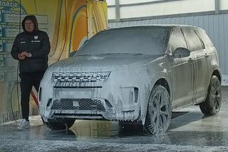 Czesław Michniewicz myje auto w stroju selekcjonera