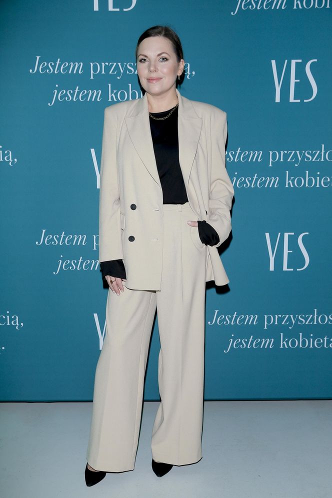 Ola Kwaśniewska chlapie się w jeziorze