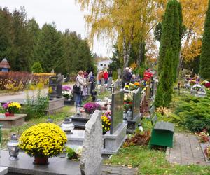 Tłumy na cmentarzu przy ul. Poprzecznej. Olsztynianie odwiedzają groby bliskich [ZDJĘCIA]